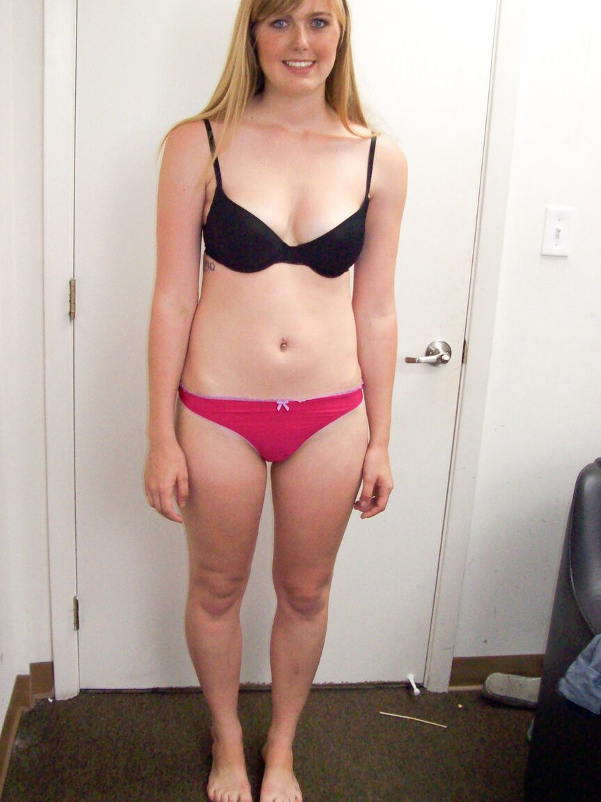 20P La nouvelle blonde Emma Ash se déshabille lors du casting et montre son joli corps.