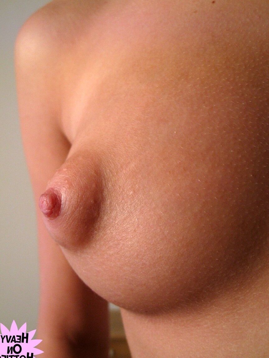 15P MILF mit geschwollenen Brustwarzen Cindy White wird von ihrem Liebhaber geküsst und vollgespritzt