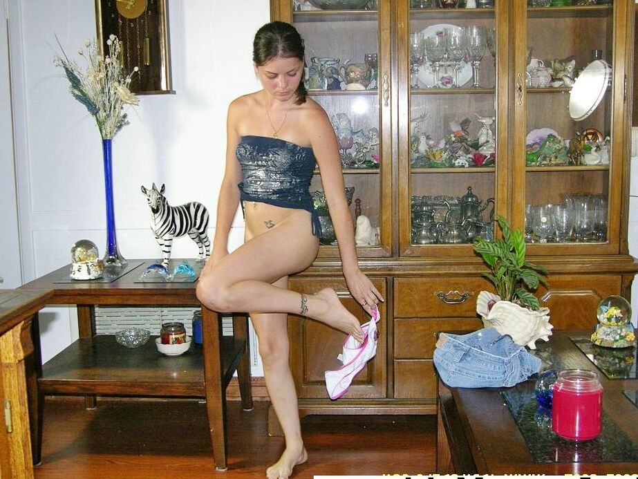17P Adolescente legal vestindo e tirando um biquíni antes de fazer sexo na cama