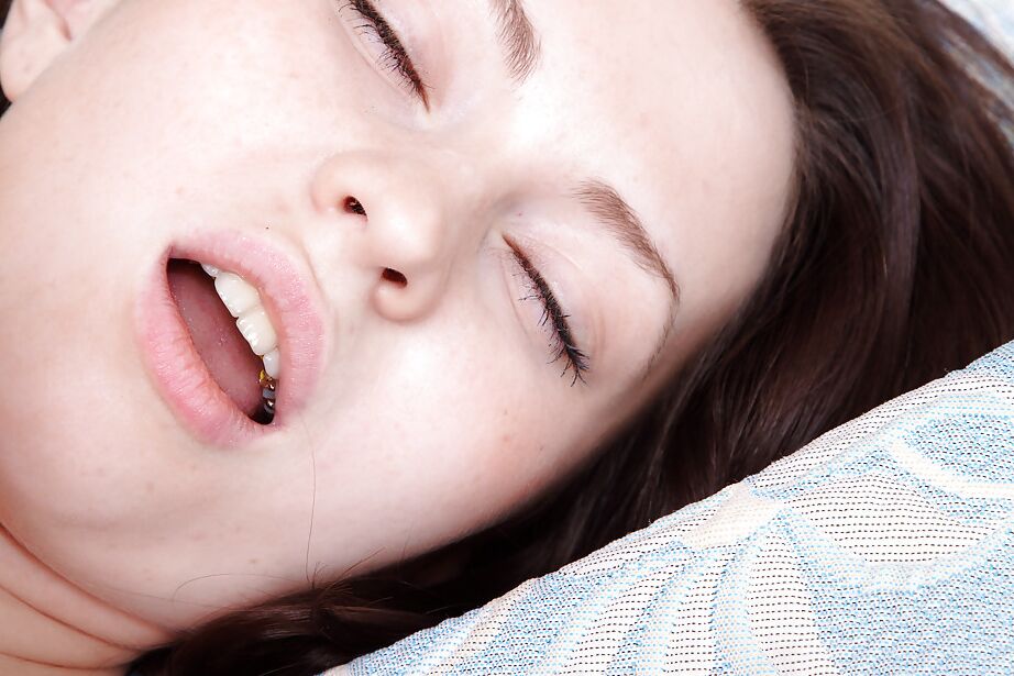 16P Petite Euro amadora Angela usando buceta peluda para montar um pau antes de gozar facial