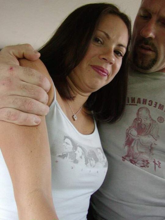 21P La flaca morena Tina muestra sus finas tetas y es embestida en el asiento trasero