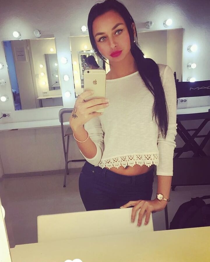 21P Gata amadora atraente posando com roupas quentes e nua para tirar selfies sensuais