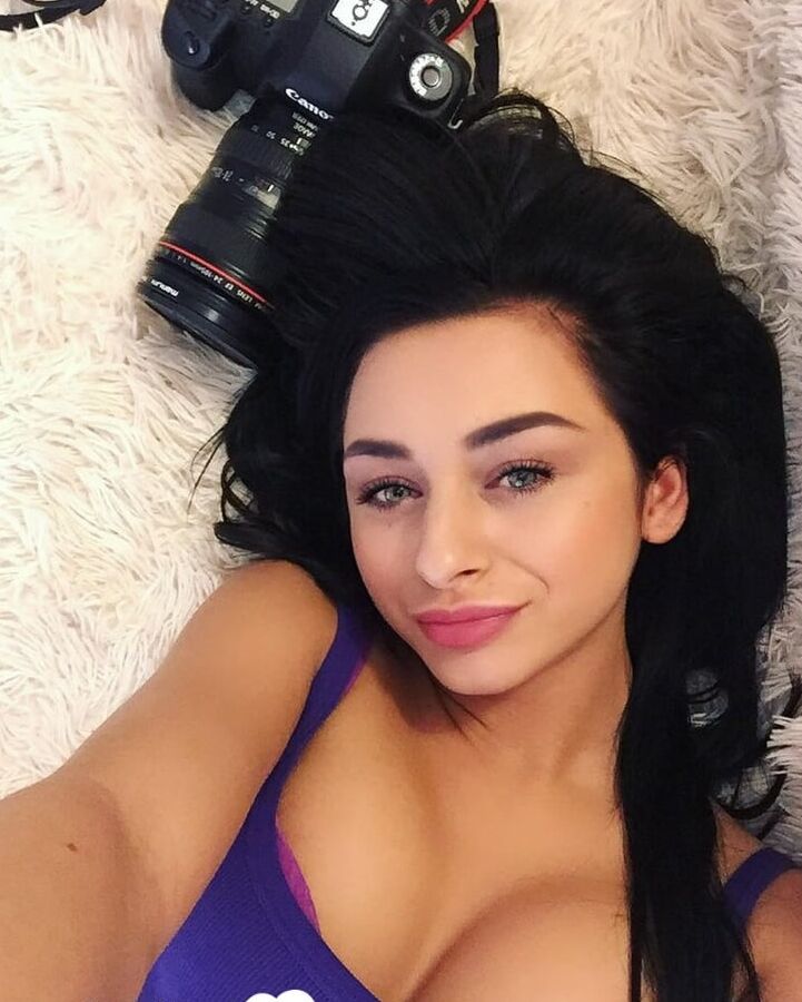 21P Gata amadora atraente posando com roupas quentes e nua para tirar selfies sensuais
