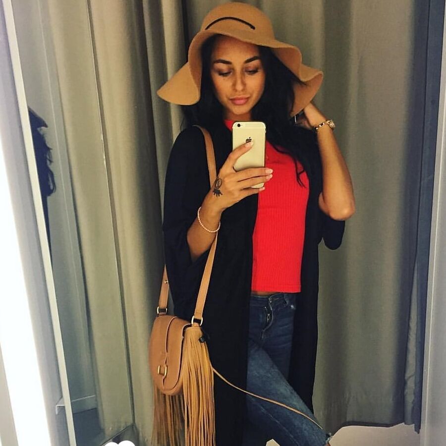 21P Gata amadora atraente posando com roupas quentes e nua para tirar selfies sensuais