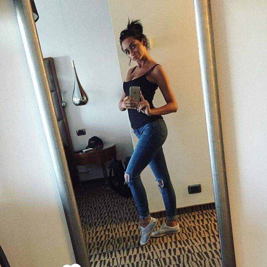21P Gata amadora atraente posando com roupas quentes e nua para tirar selfies sensuais