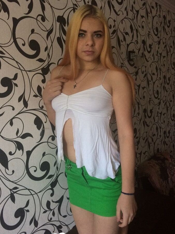 21P rubia esbelta amateur muestra su gran culo y sus pequeñas tetas sobre una mesa