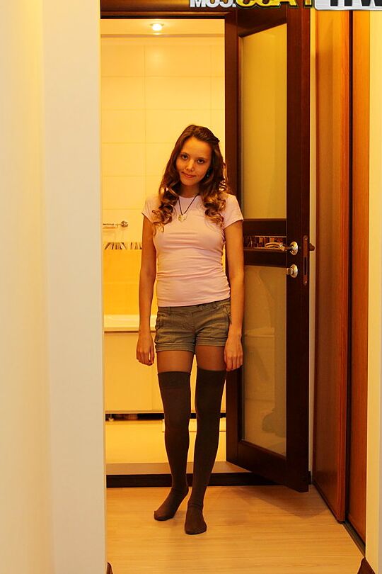 16P A jovem amadora Katya mostra suas nádegas em uma sessão solo caseira