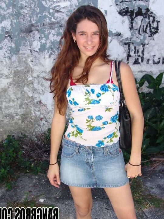 21P La adorable adolescente amateur Melissa se desnuda y le follan el coño en una furgoneta