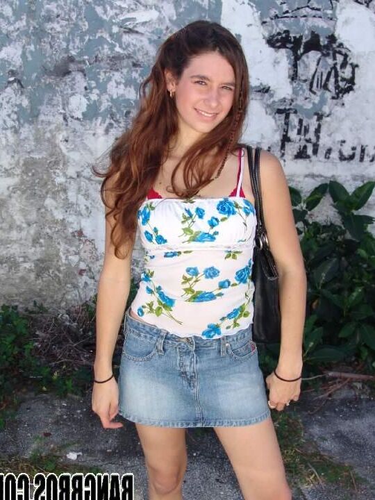 21P La adorable adolescente amateur Melissa se desnuda y le follan el coño en una furgoneta