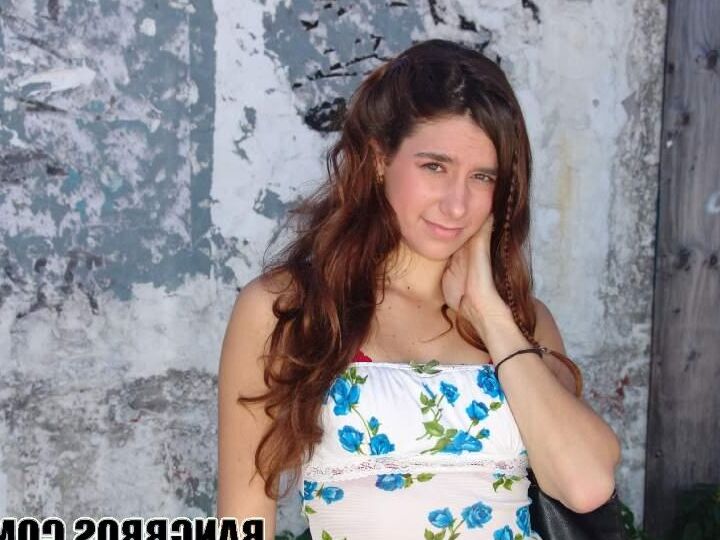 21P La adorable adolescente amateur Melissa se desnuda y le follan el coño en una furgoneta