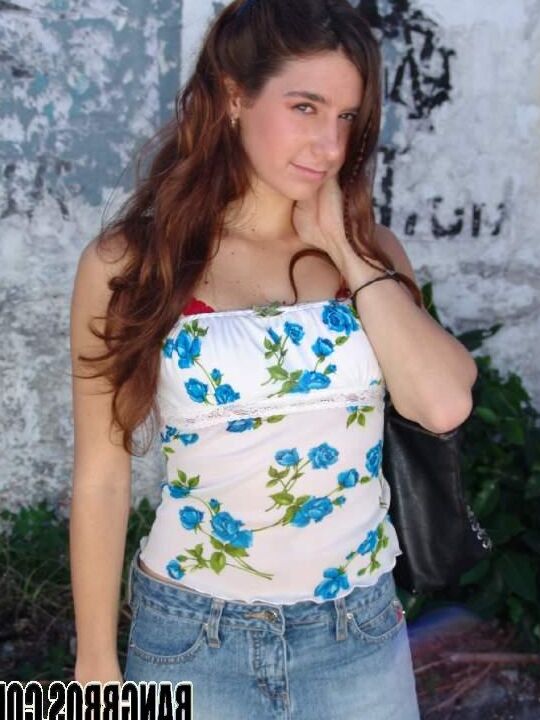 21P La adorable adolescente amateur Melissa se desnuda y le follan el coño en una furgoneta