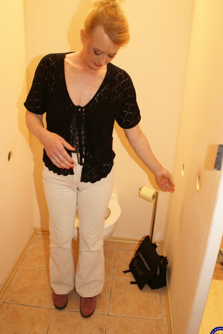 21P La grand-mère mature Leyla suce une bite et se fait baiser par une bite de Gloryhole