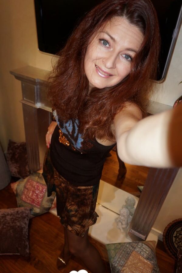 20P MILF pelirroja amateur traviesa desnudándose y posando para tomarse selfies sexys