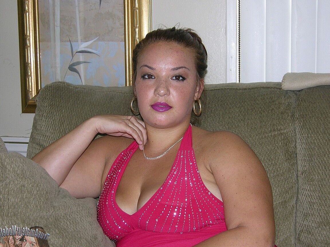 16P Amateur BBW Brittany K se quita el vestido rojo para modelar totalmente desnuda en casa