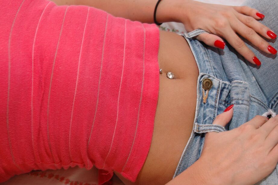 12P Amateur-Teenager schlüpft auf ihrem Bett in einem rosa Tanga aus ausgeblichenen Bluejeans