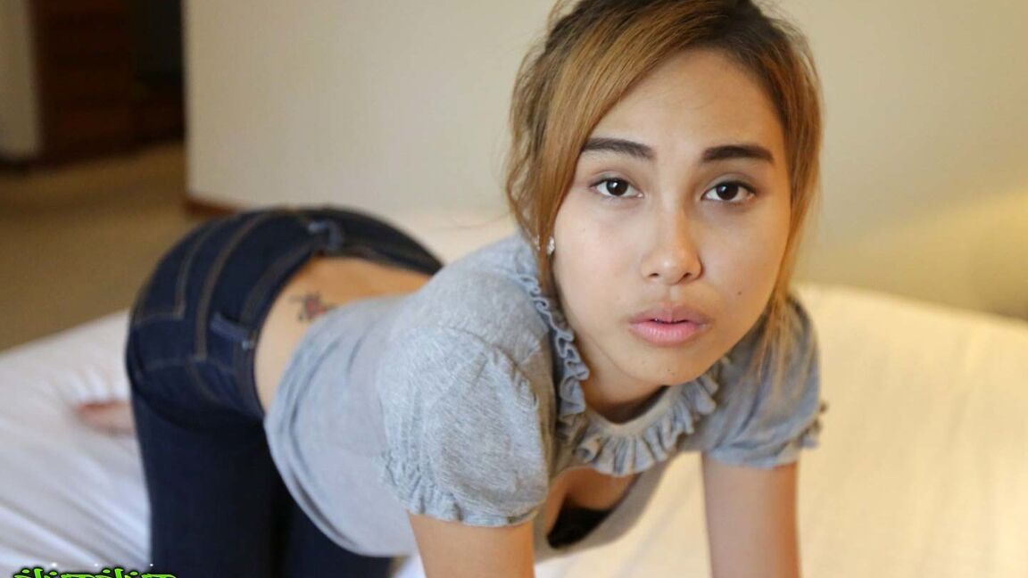 12P Chica asiática recibe esperma en su coño lobo después de tener sexo POV