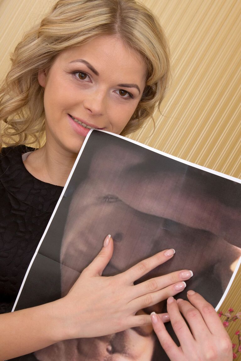 20P La seductora madura Ayda mostrando los labios de su coño colgantes de cerca