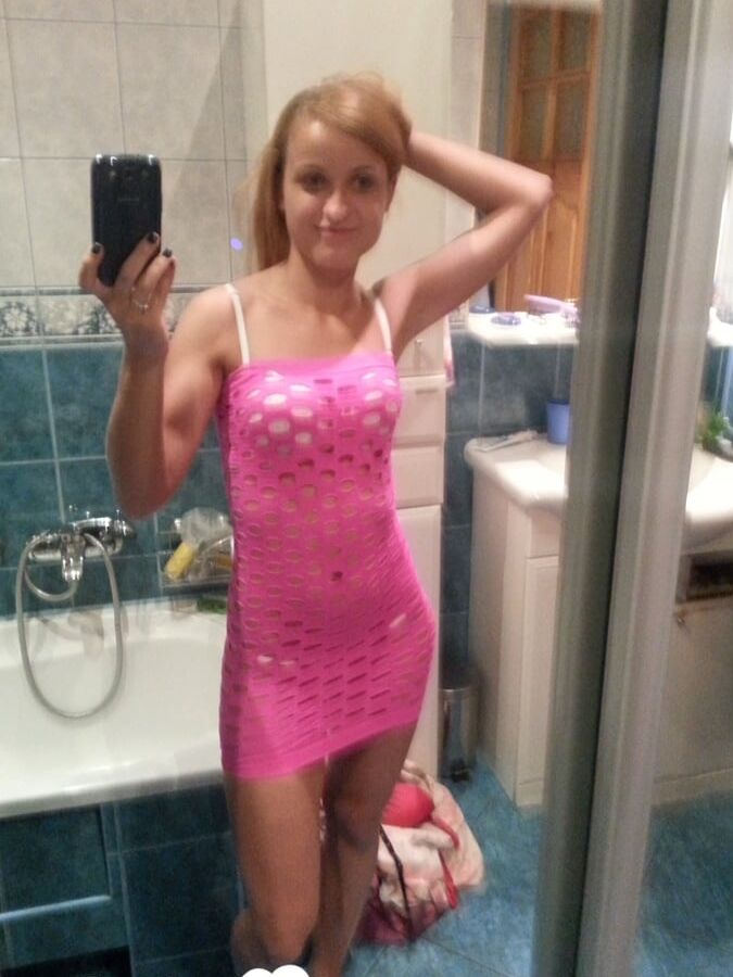 14P Amadora ruiva magra sobe seu vestido rosa