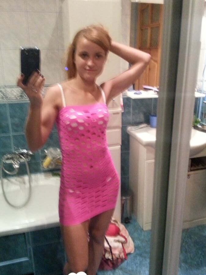 14P Amadora ruiva magra sobe seu vestido rosa