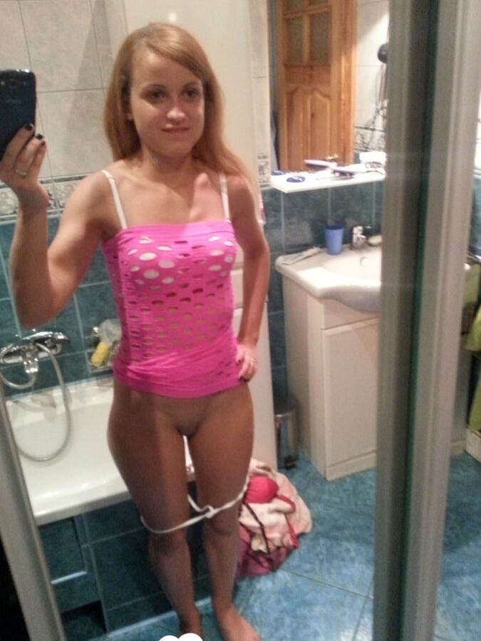 14P Amadora ruiva magra sobe seu vestido rosa