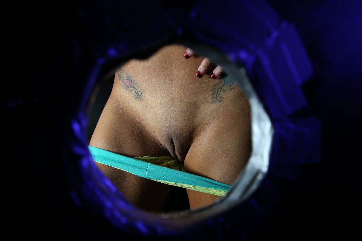 21P La morena bronceada y hambrienta de semen Nadia Capri recibe una corrida facial con cinco pollas duras