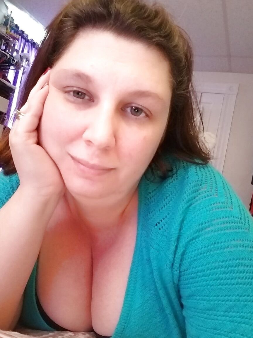 21P La gordita morena amateur Richelle Ryan hace alarde de su escote en su casa