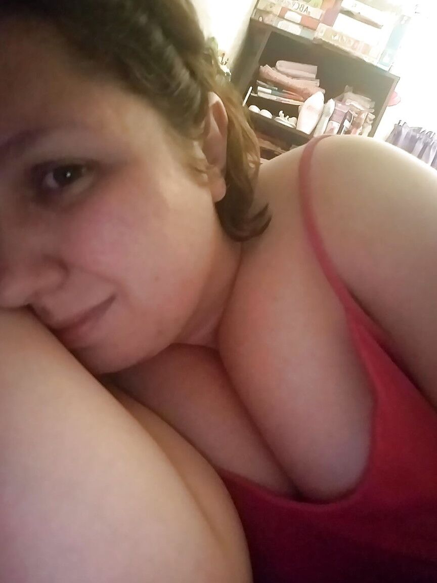 21P La gordita morena amateur Richelle Ryan hace alarde de su escote en su casa