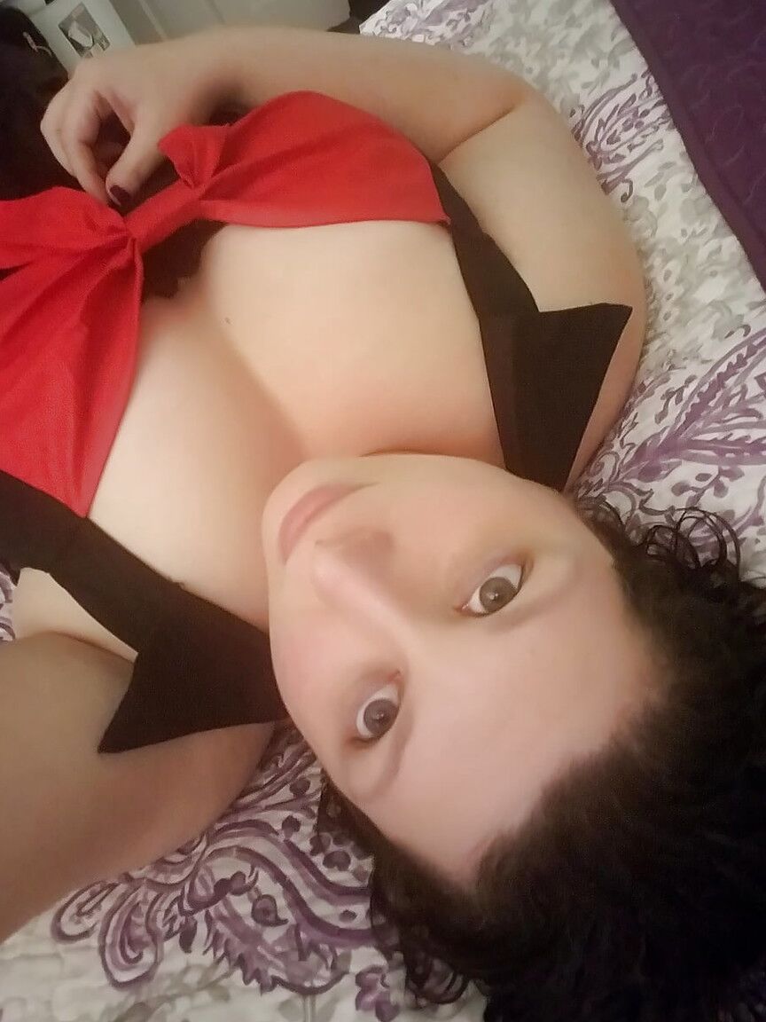 21P La gordita morena amateur Richelle Ryan hace alarde de su escote en su casa