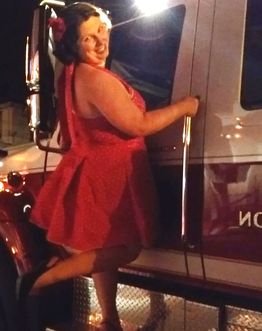 21P La gordita morena amateur Richelle Ryan hace alarde de su escote en su casa