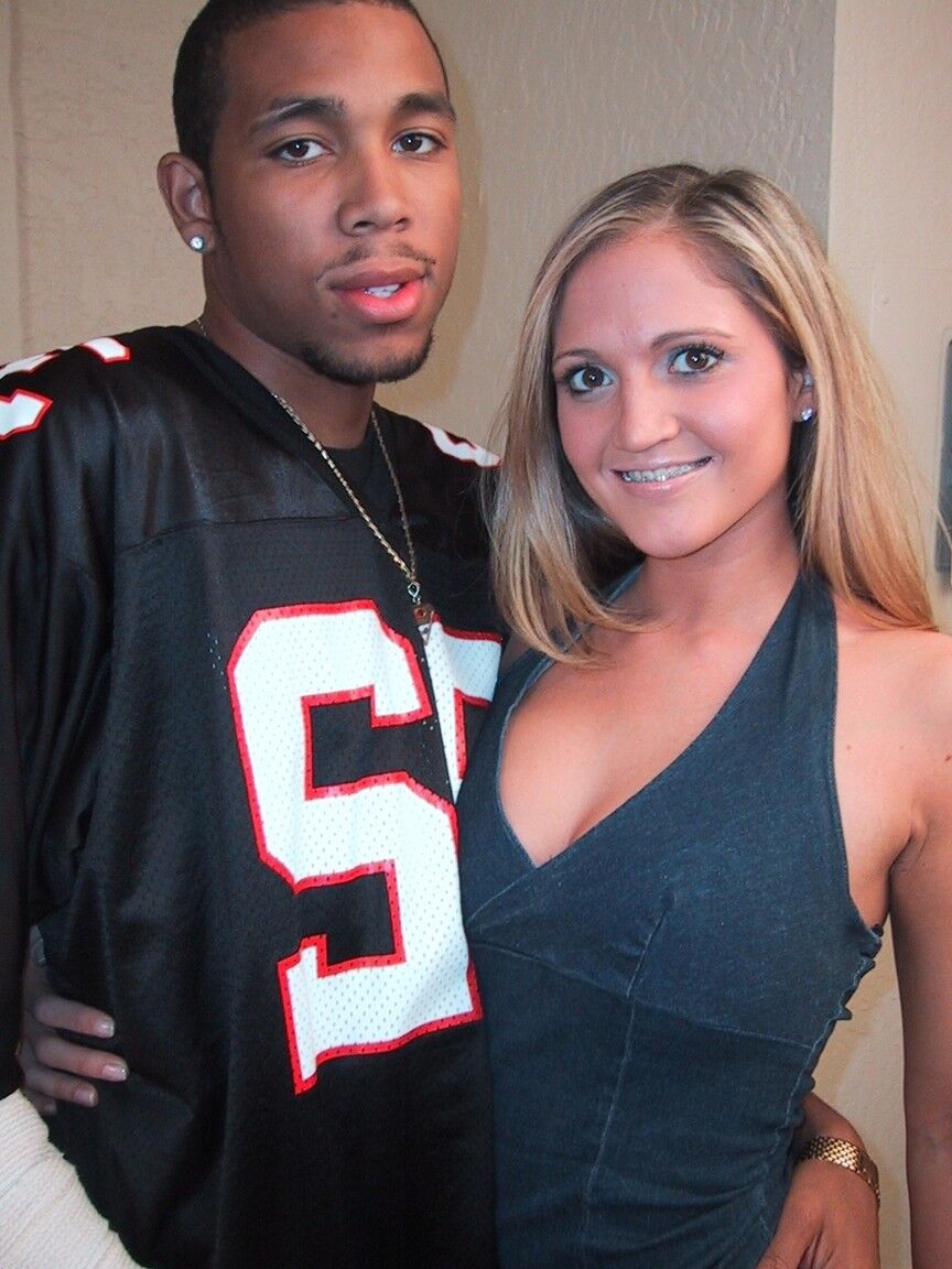 16P La joven blanca Spring Thomas es conocida en el barrio por tragar esperma negro