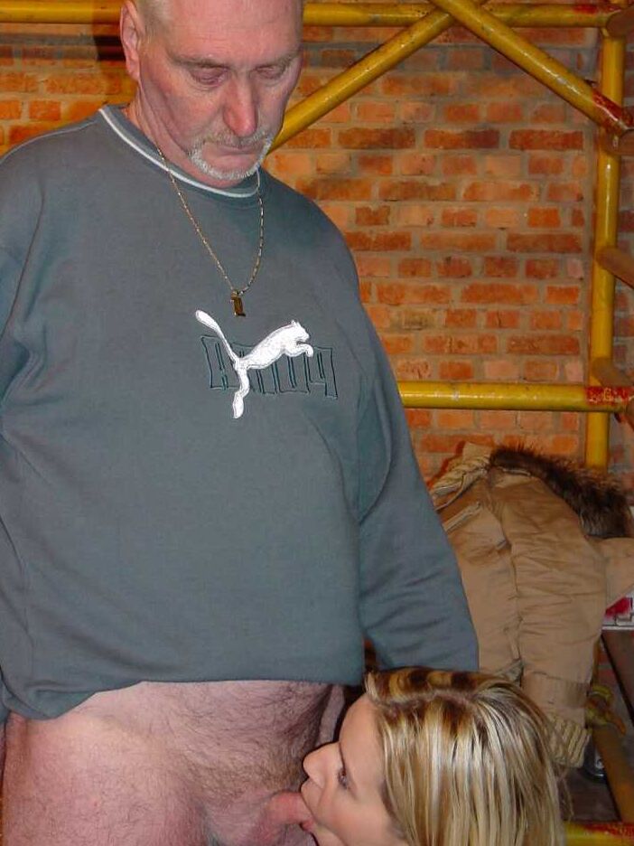 20P A adolescente loira Kelly S prova o pau e o cu de um homem antes de ser fodida