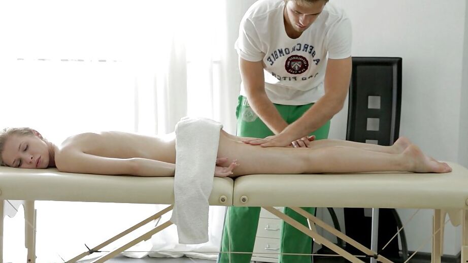 16P Une ado séduisante aime le sexe gras après un massage et se déchaîne