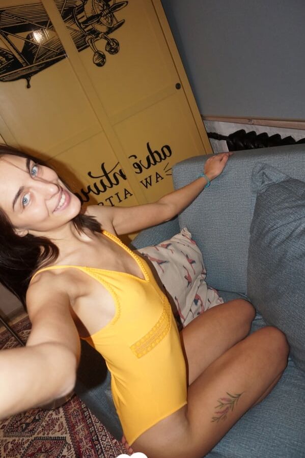 14P Morena caliente amateur se desnuda y se toma selfies en una sexy acción casera