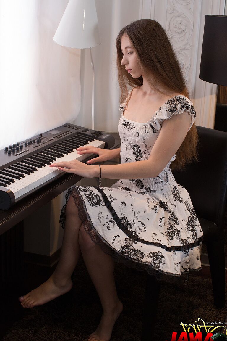 21P Stefanie, une jeune mince, profite de relations sexuelles anales hardcore avec son professeur de piano.