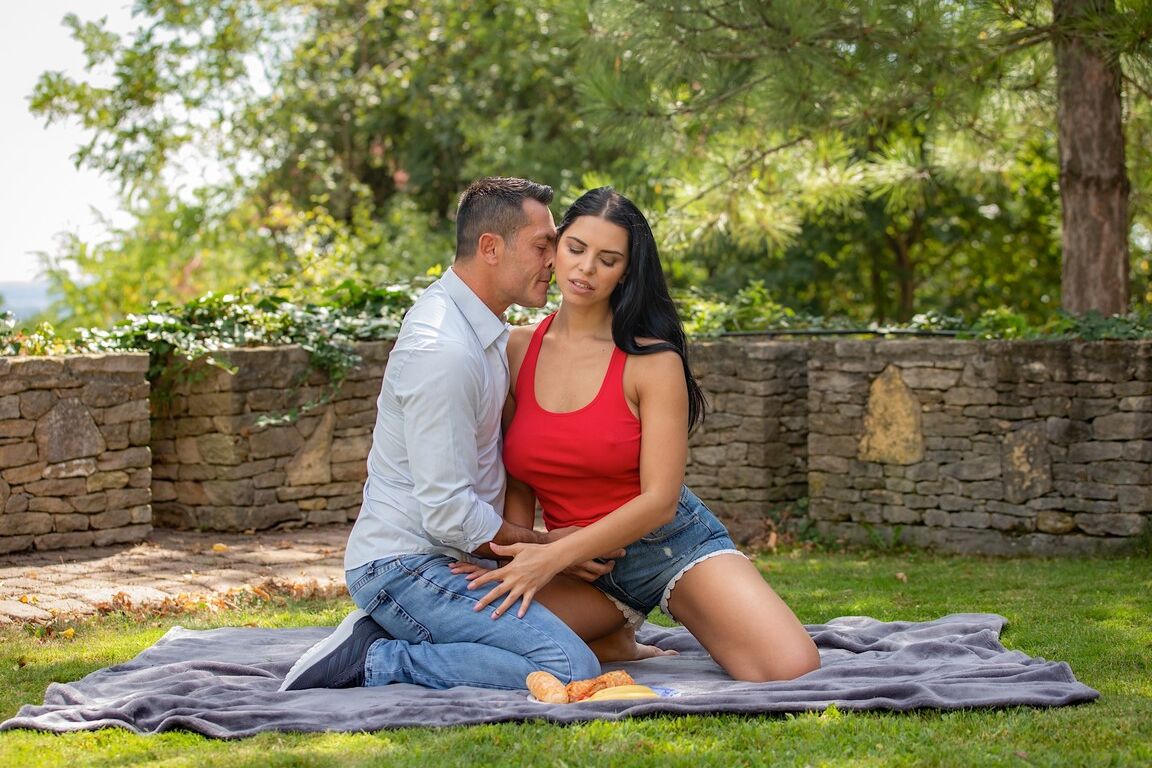 18P La amateur de pelo oscuro Kira Queen y su hombre follan sobre una manta en el jardín