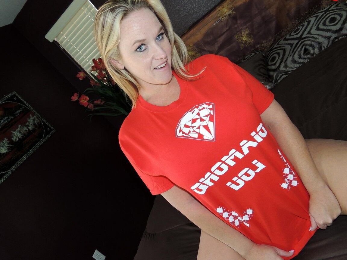 17P La rubia amateur Dee Siren desnuda sus grandes tetas y su culo en casa de Diamond Lou