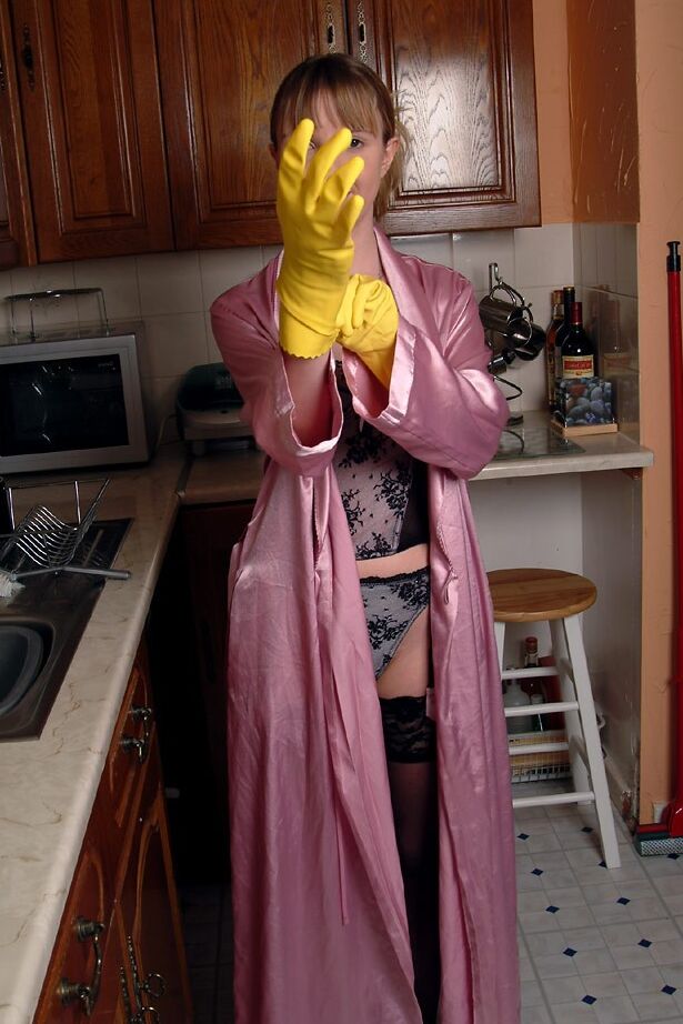 21P La cachonda amateur Amanda H muestra sus lindas tetas y se masturba en la cocina