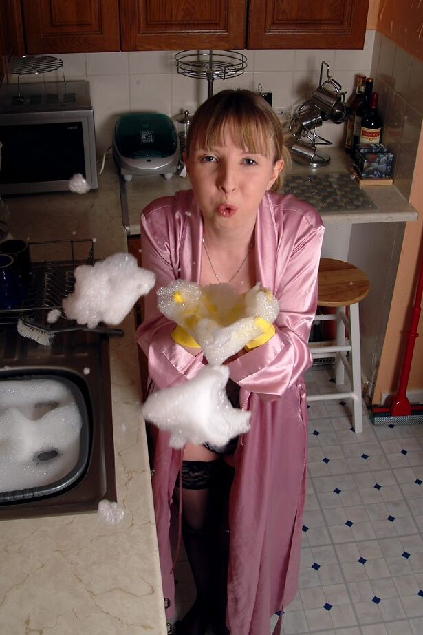 21P La cachonda amateur Amanda H muestra sus lindas tetas y se masturba en la cocina