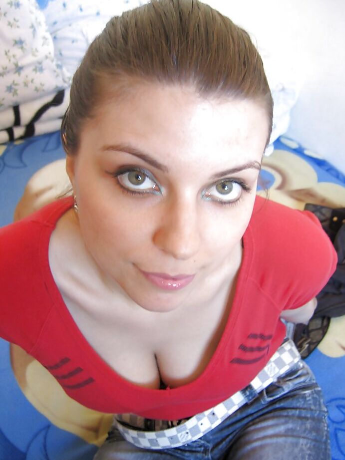 16P Amateur lujuriosa con melones enormes desnudándose y abriendo las piernas