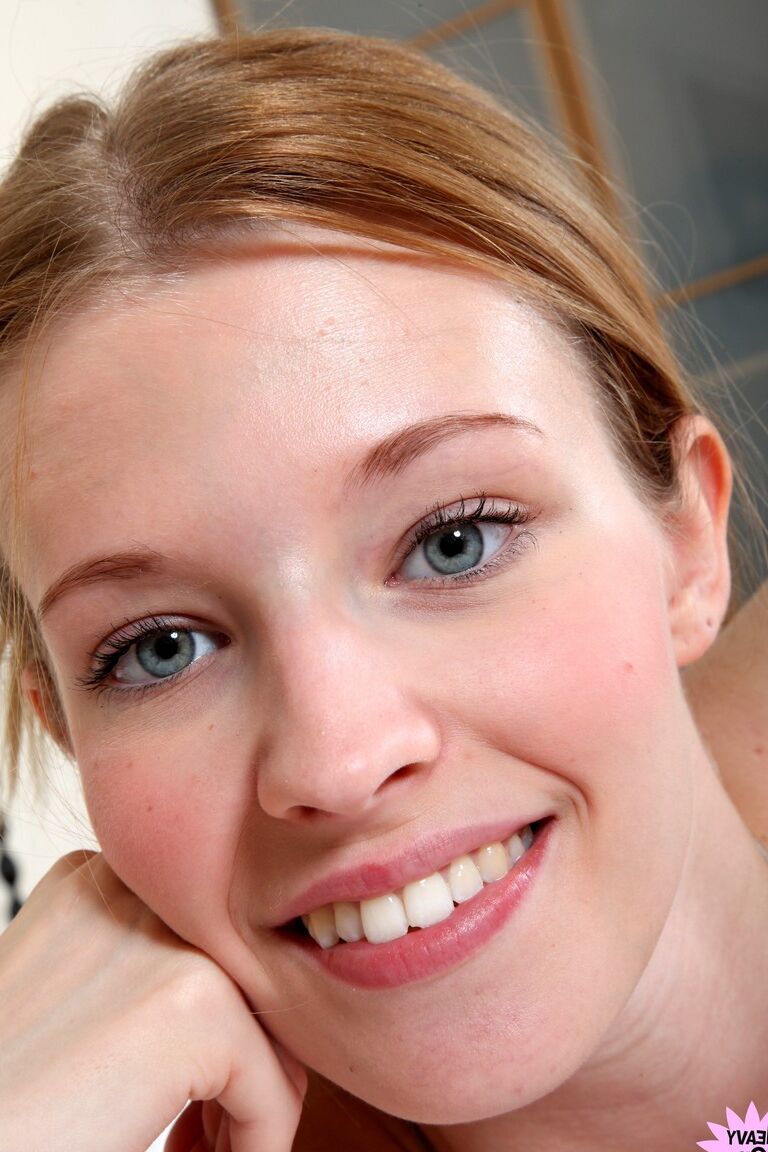 21P Красотка Angel Hott раздевается догола в своей спальне