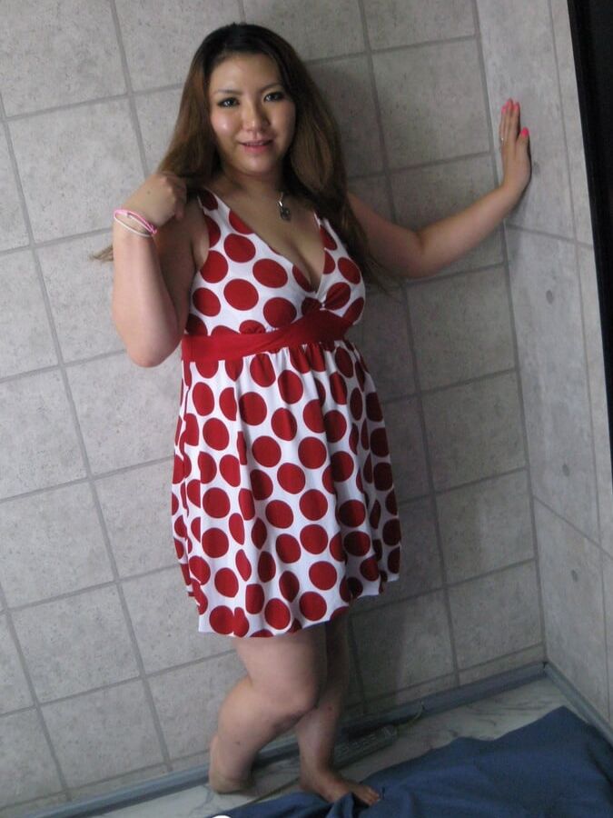 20P Chubby Asian expone sus enormes tetas y su enorme culo en acción amateur