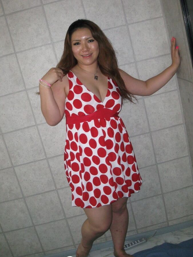 20P Chubby Asian expone sus enormes tetas y su enorme culo en acción amateur