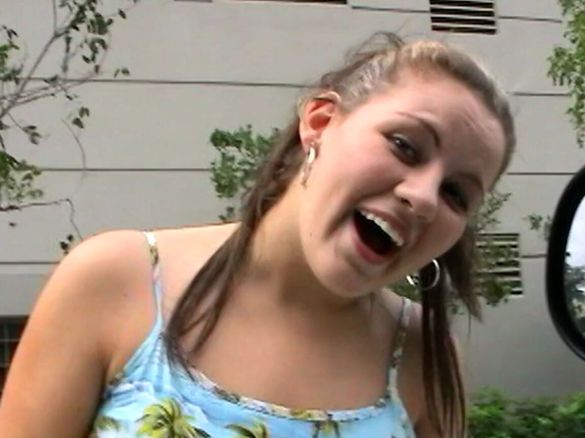 21P Adolescente com peitos grandes Claire James sopra um pau grande e é enfiada no carro
