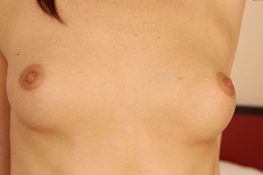 16P Jeune rousse masturbe sa chatte rose sur des draps blancs