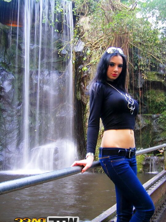 16P Dark haired amateur Ella bangs her guy in POV mode when she's not modelling