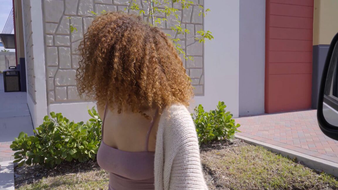 21P A adolescente latina de cabelos cacheados Mariah Banks levando uma surra no ônibus