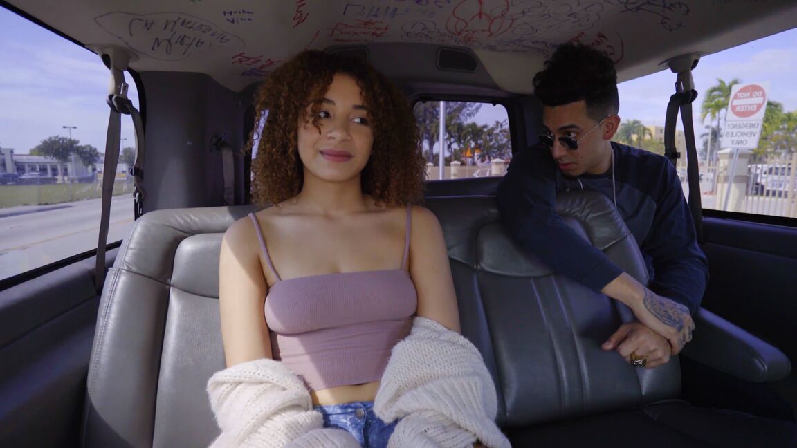 21P A adolescente latina de cabelos cacheados Mariah Banks levando uma surra no ônibus