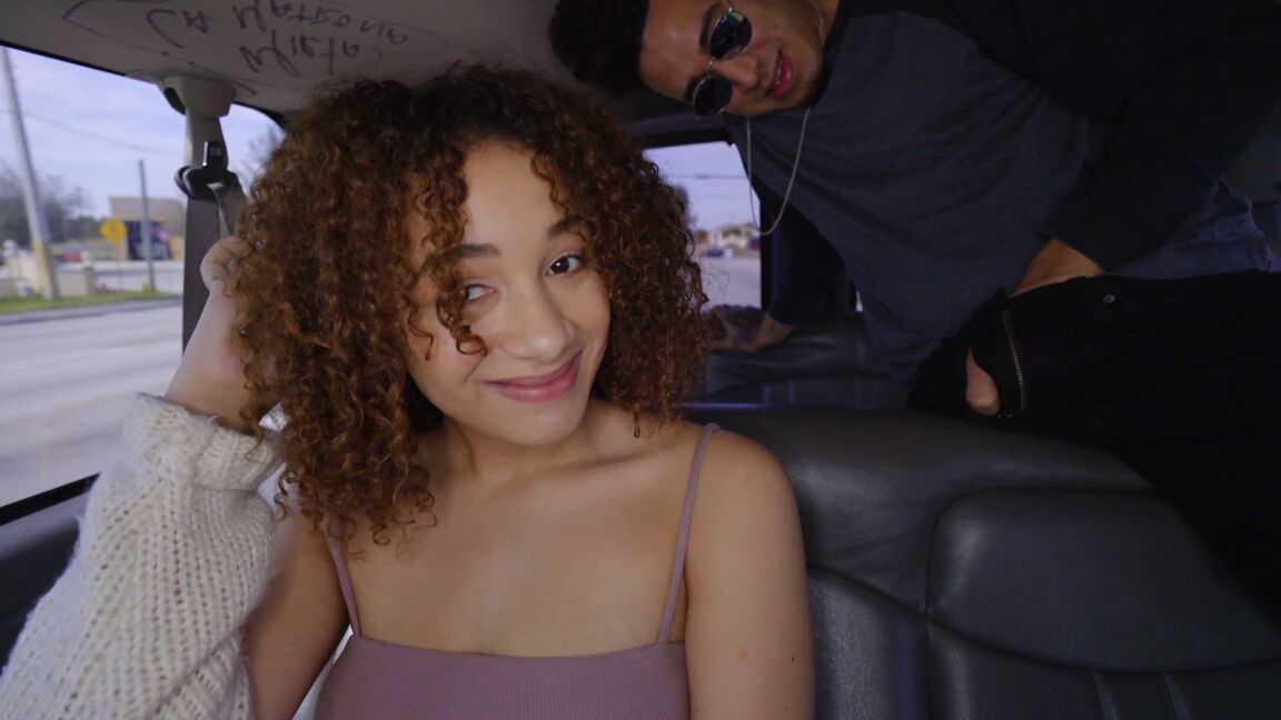 21P A adolescente latina de cabelos cacheados Mariah Banks levando uma surra no ônibus