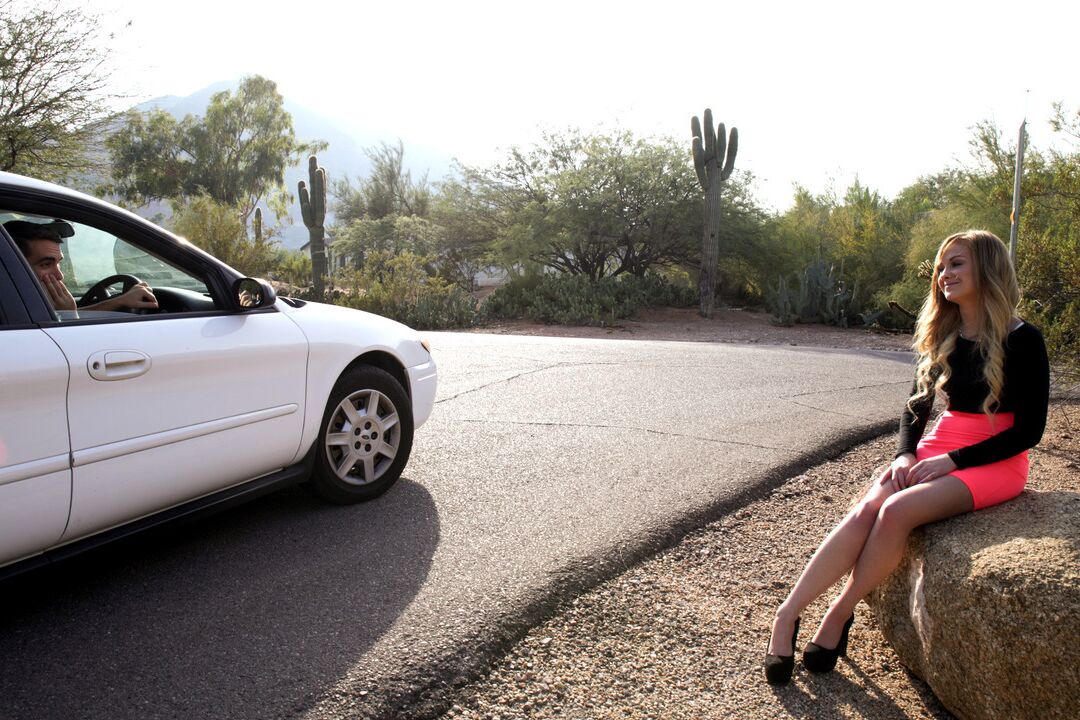 16P La linda adolescente Lizzie Bell es recogida al costado de la carretera antes de tener sexo en el auto