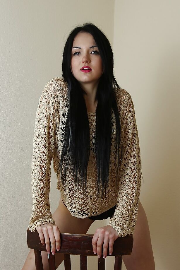 16P La jeune aux longs cheveux noirs Lexi Blow étend ses glorieux trous roses